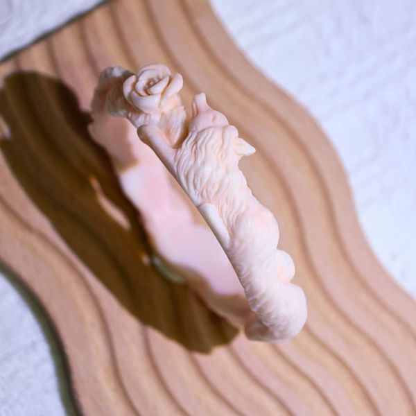 狐狸與玫瑰│碳酸鹽玉│雕刻鐲-55.3mm 雕刻鐲,水晶手鐲,能量手鐲,雕刻水晶,手工雕刻,天然晶礦,能量飾品,療癒手環,雕花水晶鐲,原礦雕刻,水晶雕刻鐲