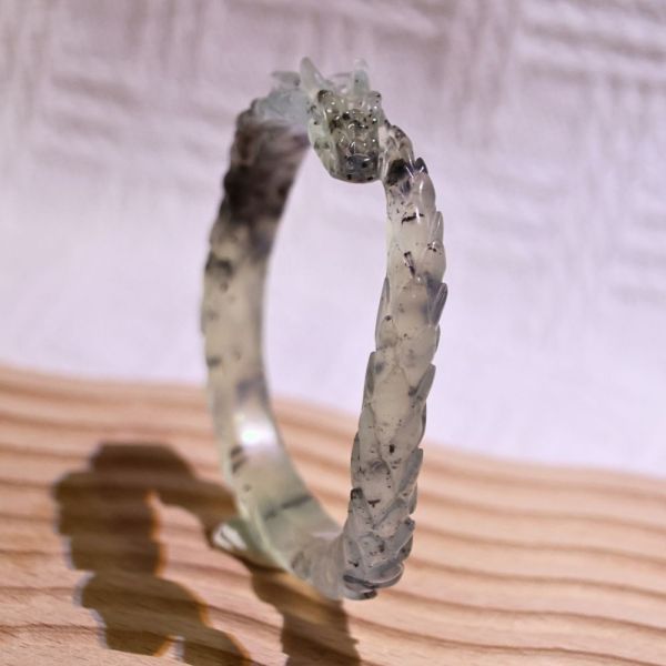 墨芯小蛟│岫玉│蛟龍鐲-52mm 雕刻鐲,水晶手鐲,能量手鐲,雕刻水晶,手工雕刻,天然晶礦,能量飾品,療癒手環,雕花水晶鐲,原礦雕刻,水晶雕刻鐲