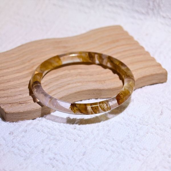 意外之財│黃膠花手鐲│圓骨鐲-60.5mm 水晶手鐲,手鐲,玉手鐲,水晶手鐲如何保養,紫水晶手鐲,粉晶手鐲,櫻花瑪瑙鐲,雕刻鐲,佘太翠,藍磷灰,黑曜石,手鐲款式,手鐲尺寸,手鐲鐲型,天然水晶手鐲,水晶手鐲功效