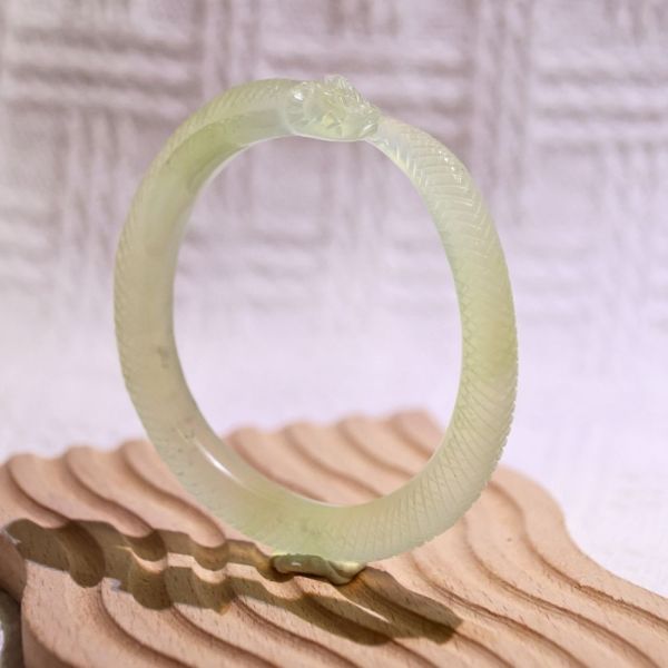 青淺碧靈│岫玉│蛇鐲-52mm 雕刻鐲,水晶手鐲,能量手鐲,雕刻水晶,手工雕刻,天然晶礦,能量飾品,療癒手環,雕花水晶鐲,原礦雕刻,水晶雕刻鐲