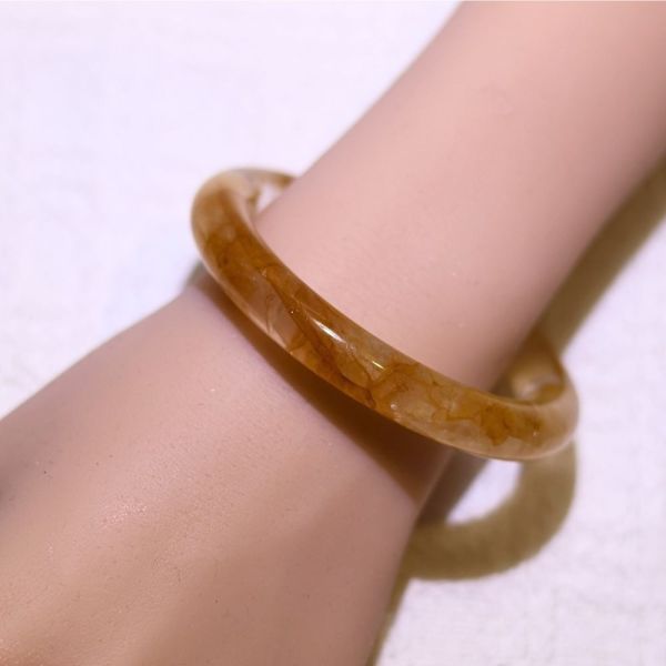 意外之財│黃膠花手鐲│圓骨鐲-54.8mm 水晶手鐲,手鐲,玉手鐲,水晶手鐲如何保養,紫水晶手鐲,粉晶手鐲,櫻花瑪瑙鐲,雕刻鐲,佘太翠,藍磷灰,黑曜石,手鐲款式,手鐲尺寸,手鐲鐲型,天然水晶手鐲,水晶手鐲功效