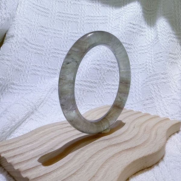 綠影水晶手鐲-54mm 水晶手鐲,手鐲,玉手鐲,水晶手鐲如何保養,紫水晶手鐲,粉晶手鐲,櫻花瑪瑙鐲,雕刻鐲,佘太翠,藍磷灰,黑曜石,手鐲款式,手鐲尺寸,手鐲鐲型,天然水晶手鐲,水晶手鐲功效