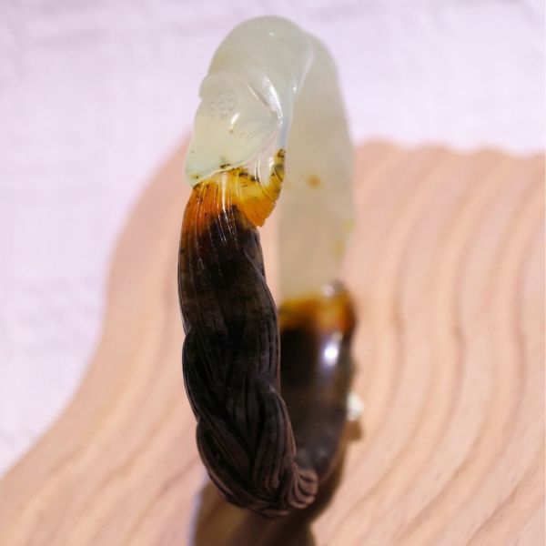 雙色趴狐│岫玉│狐狸鐲-50.5mm 雕刻鐲,水晶手鐲,能量手鐲,雕刻水晶,手工雕刻,天然晶礦,能量飾品,療癒手環,雕花水晶鐲,原礦雕刻,水晶雕刻鐲