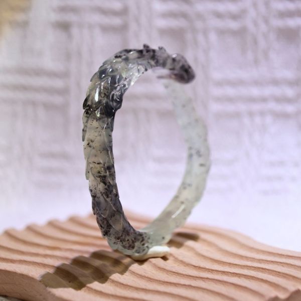 墨心幽蛟│岫玉│蛟龍鐲-52mm 雕刻鐲,水晶手鐲,能量手鐲,雕刻水晶,手工雕刻,天然晶礦,能量飾品,療癒手環,雕花水晶鐲,原礦雕刻,水晶雕刻鐲