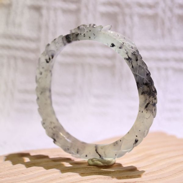 墨芯小蛟│岫玉│蛟龍鐲-52mm 雕刻鐲,水晶手鐲,能量手鐲,雕刻水晶,手工雕刻,天然晶礦,能量飾品,療癒手環,雕花水晶鐲,原礦雕刻,水晶雕刻鐲