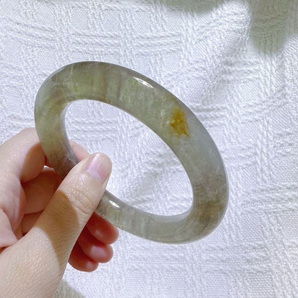 綠影水晶手鐲-54.7mm 水晶手鐲,手鐲,玉手鐲,水晶手鐲如何保養,紫水晶手鐲,粉晶手鐲,櫻花瑪瑙鐲,雕刻鐲,佘太翠,藍磷灰,黑曜石,手鐲款式,手鐲尺寸,手鐲鐲型,天然水晶手鐲,水晶手鐲功效