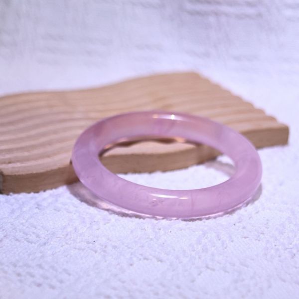 愛情之石│粉晶手鐲│圓骨鐲-53.3mm 水晶手鐲,手鐲,玉手鐲,水晶手鐲如何保養,紫水晶手鐲,粉晶手鐲,櫻花瑪瑙鐲,雕刻鐲,佘太翠,藍磷灰,黑曜石,手鐲款式,手鐲尺寸,手鐲鐲型,天然水晶手鐲,水晶手鐲功效