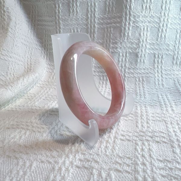 愛情之石│粉晶手鐲│平安鐲-54.4mm 水晶手鐲,手鐲,玉手鐲,水晶手鐲如何保養,紫水晶手鐲,粉晶手鐲,櫻花瑪瑙鐲,雕刻鐲,佘太翠,藍磷灰,黑曜石,手鐲款式,手鐲尺寸,手鐲鐲型,天然水晶手鐲,水晶手鐲功效