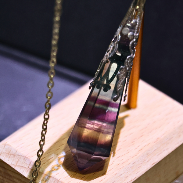 螢石│千層螢石靈擺 晶礦飾品,水晶飾品,雕刻擺件,永生水晶樹,水晶洞,水晶球,水晶柱,原礦,晶洞,晶礦原礦,紫水晶,白水晶,太極玉,佘太翠,紅膠花,海藍寶,白水晶,開運擺件