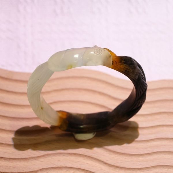 雙色趴狐│岫玉│狐狸鐲-50.5mm 雕刻鐲,水晶手鐲,能量手鐲,雕刻水晶,手工雕刻,天然晶礦,能量飾品,療癒手環,雕花水晶鐲,原礦雕刻,水晶雕刻鐲