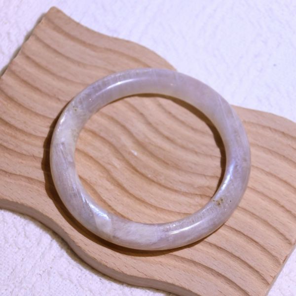 消除惡夢│日月同輝手鐲│圓骨鐲-56.2mm 水晶手鐲,手鐲,玉手鐲,水晶手鐲如何保養,紫水晶手鐲,粉晶手鐲,櫻花瑪瑙鐲,雕刻鐲,佘太翠,藍磷灰,黑曜石,手鐲款式,手鐲尺寸,手鐲鐲型,天然水晶手鐲,水晶手鐲功效