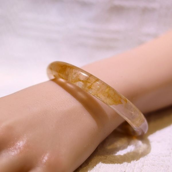 意外之財│黃膠花手鐲│圓骨鐲-54.8mm 水晶手鐲,手鐲,玉手鐲,水晶手鐲如何保養,紫水晶手鐲,粉晶手鐲,櫻花瑪瑙鐲,雕刻鐲,佘太翠,藍磷灰,黑曜石,手鐲款式,手鐲尺寸,手鐲鐲型,天然水晶手鐲,水晶手鐲功效