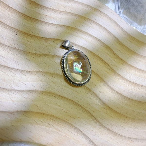 【歐洛菈】彩虹水晶項鍊吊墜-B款 水晶,礦石,晶礦,水晶手鐲,手鐲,水晶手串,手串,脈輪,磁場,療癒,淨化,紫水晶,粉晶,櫻花瑪瑙,草莓晶