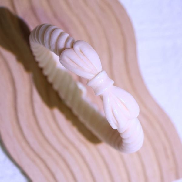 蝴蝶結麻花│碳酸鹽玉│雕刻鐲-61mm 雕刻鐲,水晶手鐲,能量手鐲,雕刻水晶,手工雕刻,天然晶礦,能量飾品,療癒手環,雕花水晶鐲,原礦雕刻,水晶雕刻鐲