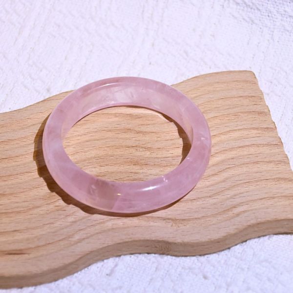 愛情之石│粉晶手鐲│平安鐲-51.5mm 水晶手鐲,開運手鐲,招財手鐲,招財水晶手鐲推薦,粉水晶手鐲,紫水晶手鐲,黃水晶手鐲,黑曜石手鐲,女生適合戴的水晶手鐲,2025年最旺水晶手鐲,水晶手鏈,水晶飾品,水晶手鐲佩戴禁忌