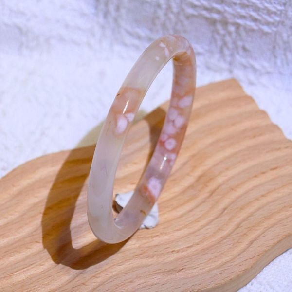 友愛與希望│櫻花瑪瑙手鐲│貴妃鐲(正圈59mm) 水晶手鐲,手鐲,玉手鐲,水晶手鐲如何保養,紫水晶手鐲,粉晶手鐲,櫻花瑪瑙鐲,雕刻鐲,佘太翠,藍磷灰,黑曜石,手鐲款式,手鐲尺寸,手鐲鐲型,天然水晶手鐲,水晶手鐲功效