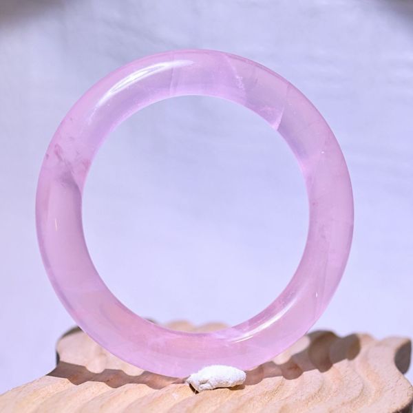 愛情之石│粉晶手鐲│圓骨鐲-53.3mm 水晶手鐲,手鐲,玉手鐲,水晶手鐲如何保養,紫水晶手鐲,粉晶手鐲,櫻花瑪瑙鐲,雕刻鐲,佘太翠,藍磷灰,黑曜石,手鐲款式,手鐲尺寸,手鐲鐲型,天然水晶手鐲,水晶手鐲功效