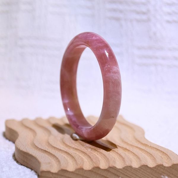 愛情之石│粉晶手鐲│平安鐲-50.2mm 水晶手鐲,開運手鐲,招財手鐲,招財水晶手鐲推薦,粉水晶手鐲,紫水晶手鐲,黃水晶手鐲,黑曜石手鐲,女生適合戴的水晶手鐲,2025年最旺水晶手鐲,水晶手鏈,水晶飾品,水晶手鐲佩戴禁忌