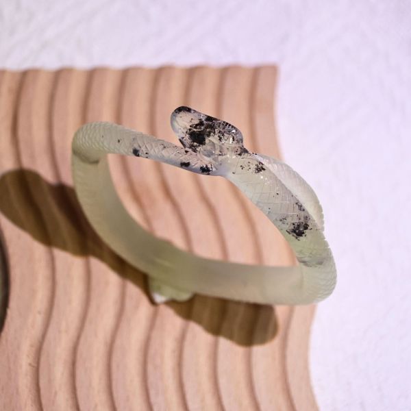 青墨蒼蛇│岫玉│蛇鐲-56.2mm 雕刻鐲,水晶手鐲,能量手鐲,雕刻水晶,手工雕刻,天然晶礦,能量飾品,療癒手環,雕花水晶鐲,原礦雕刻,水晶雕刻鐲