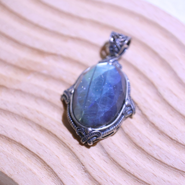 【歐洛菈】拉長吊墜｜鑽石切割面 水晶,礦石,晶礦,水晶手鐲,手鐲,水晶手串,手串,脈輪,磁場,療癒,淨化,紫水晶,粉晶,櫻花瑪瑙,草莓晶