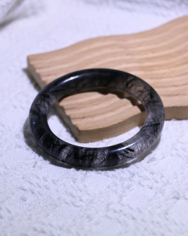 領袖之石│黑髮晶手鐲│圓骨鐲-52.1mm 水晶手鐲,手鐲,玉手鐲,水晶手鐲如何保養,紫水晶手鐲,粉晶手鐲,櫻花瑪瑙鐲,雕刻鐲,佘太翠,藍磷灰,黑曜石,手鐲款式,手鐲尺寸,手鐲鐲型,天然水晶手鐲,水晶手鐲功效