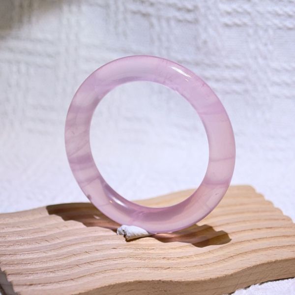 愛情之石│粉晶手鐲│圓骨鐲-52.7mm 水晶手鐲,手鐲,玉手鐲,水晶手鐲如何保養,紫水晶手鐲,粉晶手鐲,櫻花瑪瑙鐲,雕刻鐲,佘太翠,藍磷灰,黑曜石,手鐲款式,手鐲尺寸,手鐲鐲型,天然水晶手鐲,水晶手鐲功效