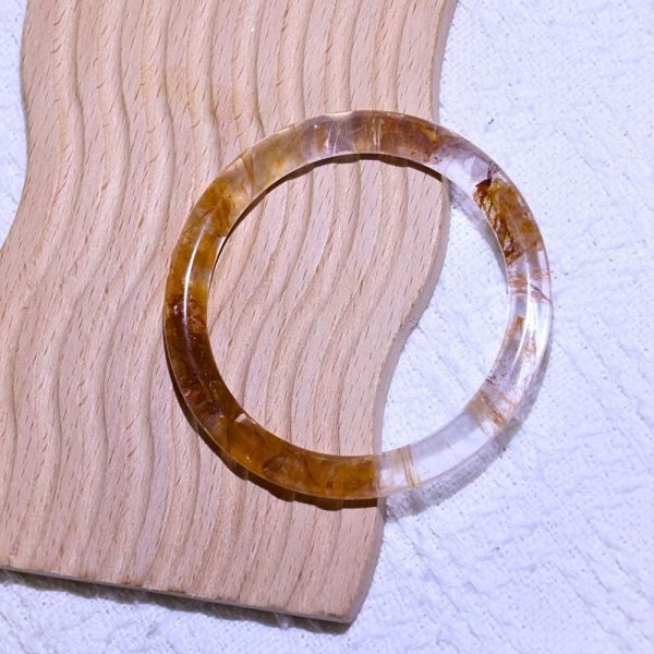 意外之財│黃膠花手鐲│圓骨鐲-56.8mm 水晶手鐲,手鐲,玉手鐲,水晶手鐲如何保養,紫水晶手鐲,粉晶手鐲,櫻花瑪瑙鐲,雕刻鐲,佘太翠,藍磷灰,黑曜石,手鐲款式,手鐲尺寸,手鐲鐲型,天然水晶手鐲,水晶手鐲功效