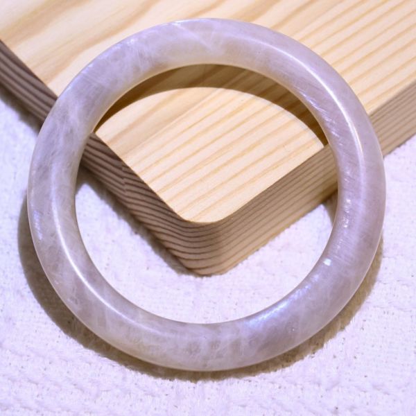 消除惡夢│日月同輝手鐲│圓骨鐲-54.4mm 水晶手鐲,手鐲,玉手鐲,水晶手鐲如何保養,紫水晶手鐲,粉晶手鐲,櫻花瑪瑙鐲,雕刻鐲,佘太翠,藍磷灰,黑曜石,手鐲款式,手鐲尺寸,手鐲鐲型,天然水晶手鐲,水晶手鐲功效