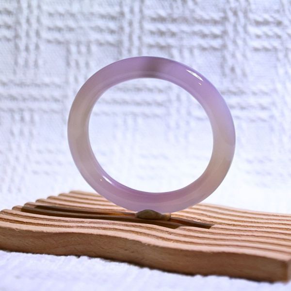 魅力展現│紫玉髓手鐲│貴妃鐲-53mm 水晶手鐲,手鐲,玉手鐲,水晶手鐲如何保養,紫水晶手鐲,粉晶手鐲,櫻花瑪瑙鐲,雕刻鐲,佘太翠,藍磷灰,黑曜石,手鐲款式,手鐲尺寸,手鐲鐲型,天然水晶手鐲,水晶手鐲功效