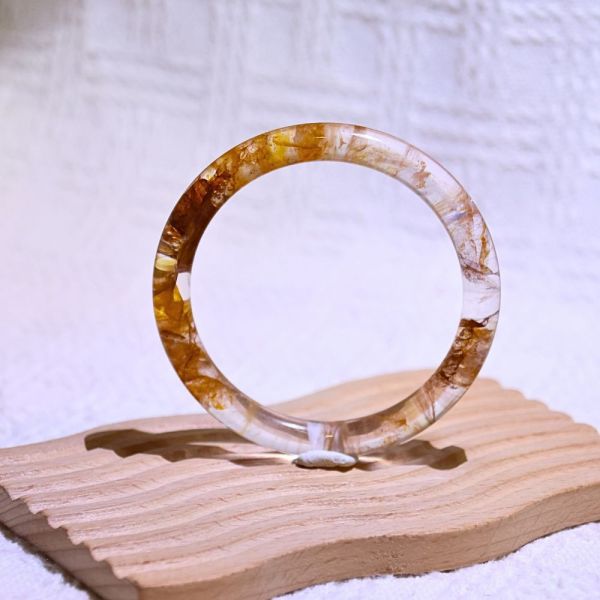 意外之財│黃膠花手鐲│圓骨鐲-56.8mm 水晶手鐲,手鐲,玉手鐲,水晶手鐲如何保養,紫水晶手鐲,粉晶手鐲,櫻花瑪瑙鐲,雕刻鐲,佘太翠,藍磷灰,黑曜石,手鐲款式,手鐲尺寸,手鐲鐲型,天然水晶手鐲,水晶手鐲功效