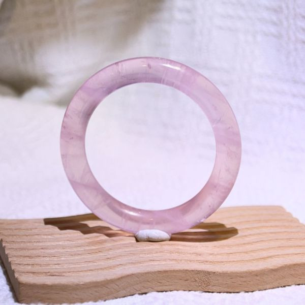 愛情之石│粉晶手鐲│圓骨鐲-55.2mm 水晶,礦石,晶礦,水晶手鐲,手鐲,水晶手串,手串,脈輪,磁場,療癒,淨化,紫水晶,粉晶,櫻花瑪瑙,草莓晶
