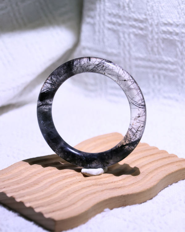 領袖之石│黑髮晶手鐲│圓骨鐲-54.2mm 水晶手鐲,手鐲,玉手鐲,水晶手鐲如何保養,紫水晶手鐲,粉晶手鐲,櫻花瑪瑙鐲,雕刻鐲,佘太翠,藍磷灰,黑曜石,手鐲款式,手鐲尺寸,手鐲鐲型,天然水晶手鐲,水晶手鐲功效