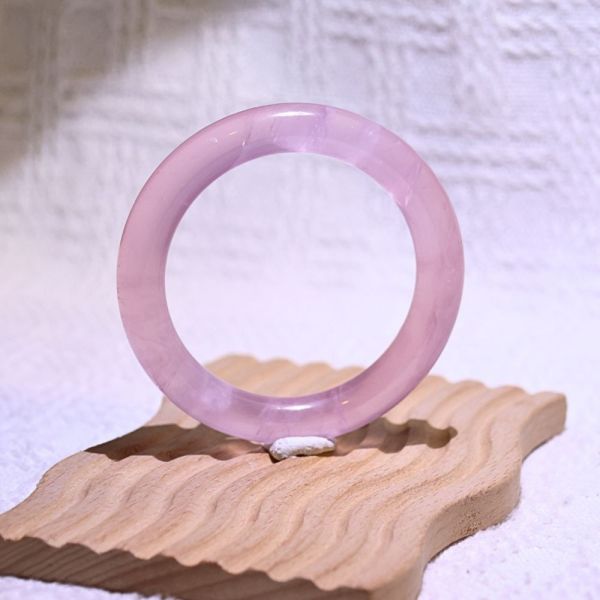 愛情之石│粉晶手鐲│圓骨鐲-52.5mm 水晶,礦石,晶礦,水晶手鐲,手鐲,水晶手串,手串,脈輪,磁場,療癒,淨化,紫水晶,粉晶,櫻花瑪瑙,草莓晶