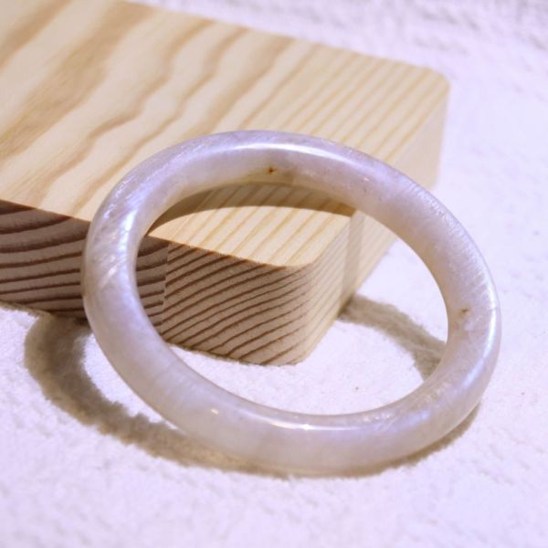 消除惡夢│日月同輝手鐲│圓骨鐲-56.2mm 水晶手鐲,手鐲,玉手鐲,水晶手鐲如何保養,紫水晶手鐲,粉晶手鐲,櫻花瑪瑙鐲,雕刻鐲,佘太翠,藍磷灰,黑曜石,手鐲款式,手鐲尺寸,手鐲鐲型,天然水晶手鐲,水晶手鐲功效