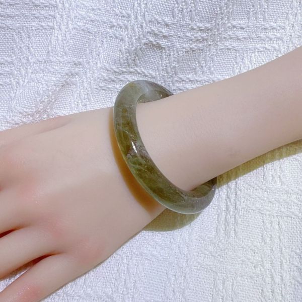 綠影水晶手鐲-54.7mm 水晶手鐲,手鐲,玉手鐲,水晶手鐲如何保養,紫水晶手鐲,粉晶手鐲,櫻花瑪瑙鐲,雕刻鐲,佘太翠,藍磷灰,黑曜石,手鐲款式,手鐲尺寸,手鐲鐲型,天然水晶手鐲,水晶手鐲功效