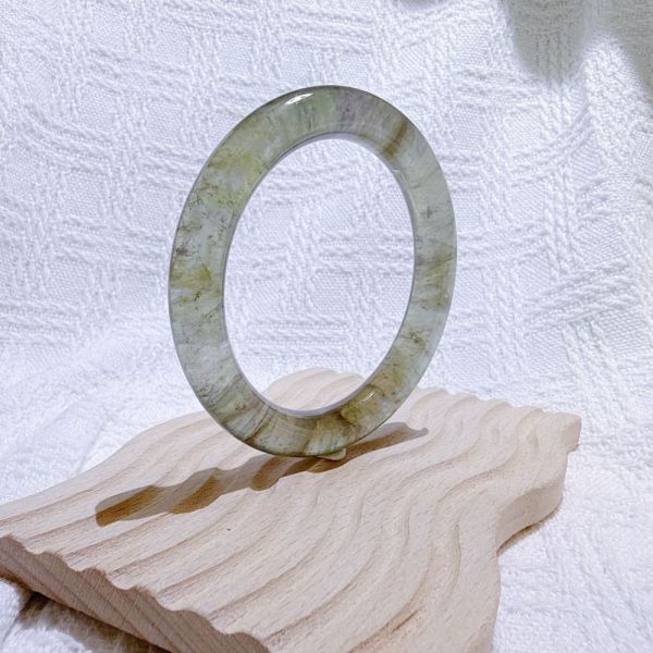 綠影水晶手鐲-55.7mm 水晶手鐲,手鐲,玉手鐲,水晶手鐲如何保養,紫水晶手鐲,粉晶手鐲,櫻花瑪瑙鐲,雕刻鐲,佘太翠,藍磷灰,黑曜石,手鐲款式,手鐲尺寸,手鐲鐲型,天然水晶手鐲,水晶手鐲功效