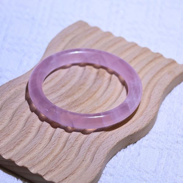 愛情之石│粉晶手鐲│圓骨鐲-50.5mm 水晶手鐲,手鐲,玉手鐲,水晶手鐲如何保養,紫水晶手鐲,粉晶手鐲,櫻花瑪瑙鐲,雕刻鐲,佘太翠,藍磷灰,黑曜石,手鐲款式,手鐲尺寸,手鐲鐲型,天然水晶手鐲,水晶手鐲功效