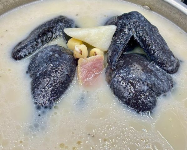 鳶山紅樓-糙米蓮子山藥燉烏骨雞湯 