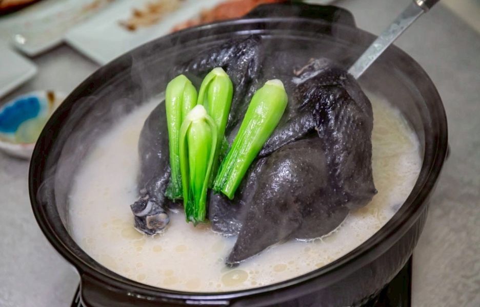 鳶山紅樓-糙米蓮子山藥燉烏骨雞湯 