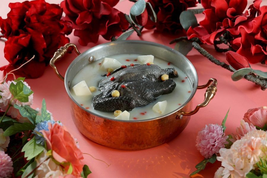 鳶山紅樓-糙米蓮子山藥燉烏骨雞湯 