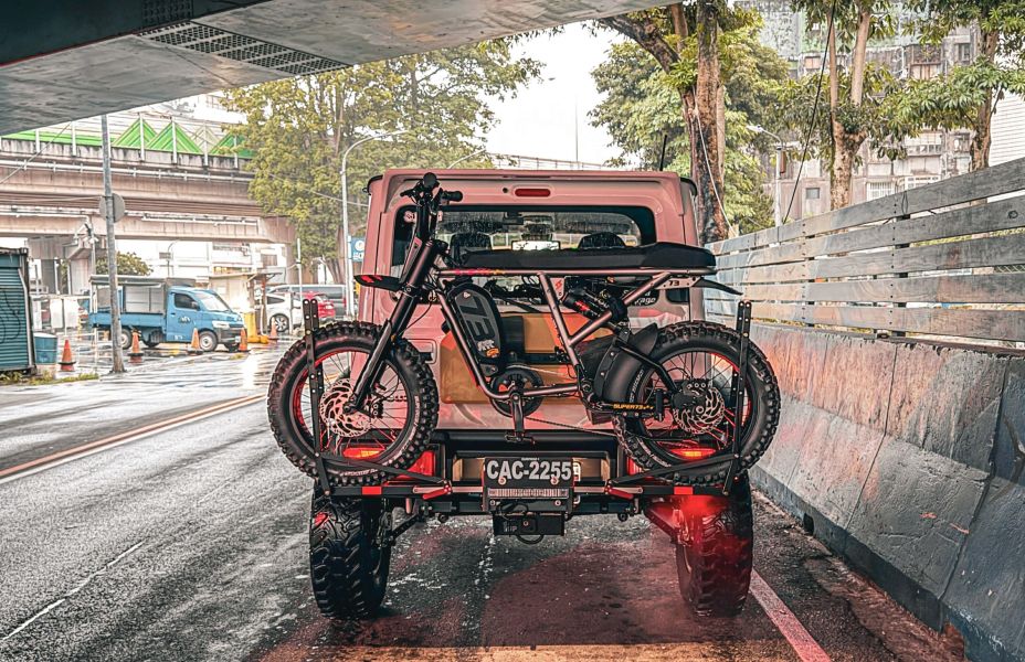 原廠攜車架牌照燈組 