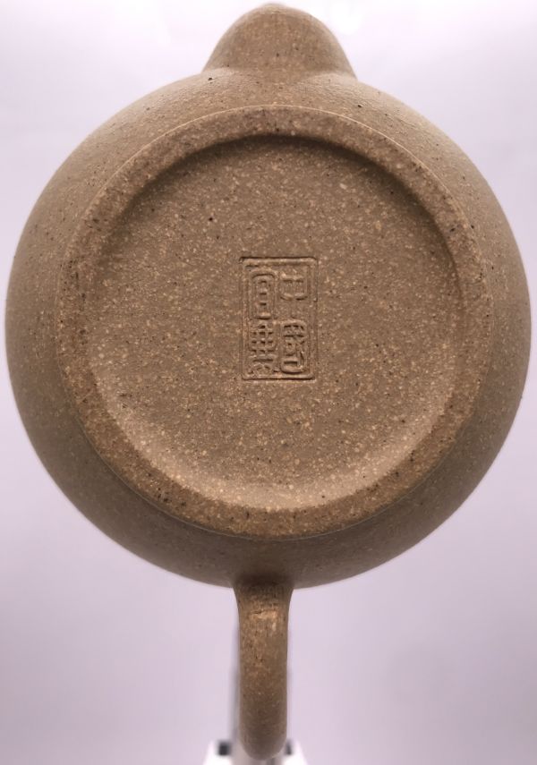 1990年(段泥)鴿嘴壺(作者:中國宜興) 