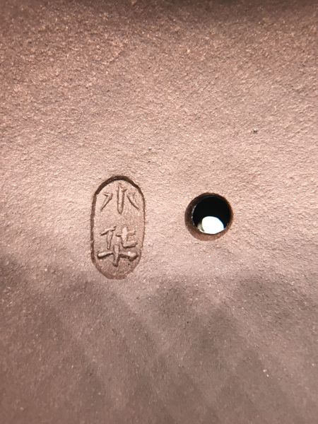 1980年玉笠壺(紫砂)(作者:吳小華) 