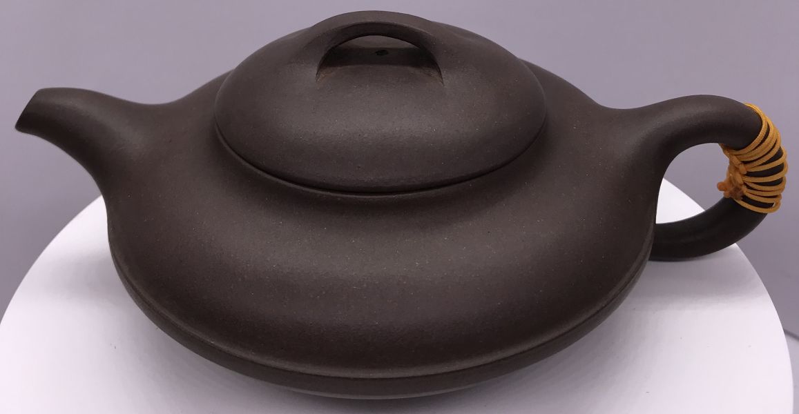 1982年線圓壺(作者:荊溪方製)(紫砂) 