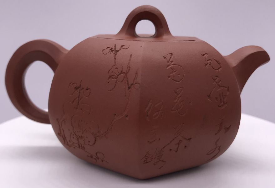 1980年六角椎輪壺(紅土)(作者:李國平) 