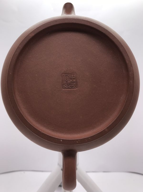 1970年早期圓扁壺(紫砂)(作者:張國華) 