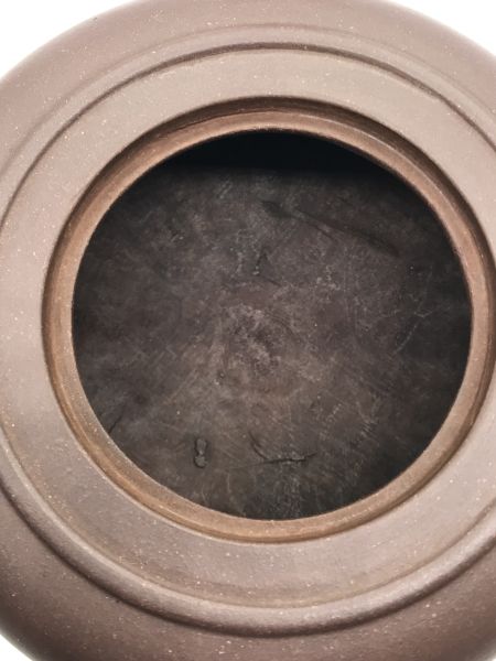 1980年牛蓋圓珠壺(紫砂)(作者:周蘭芳) 