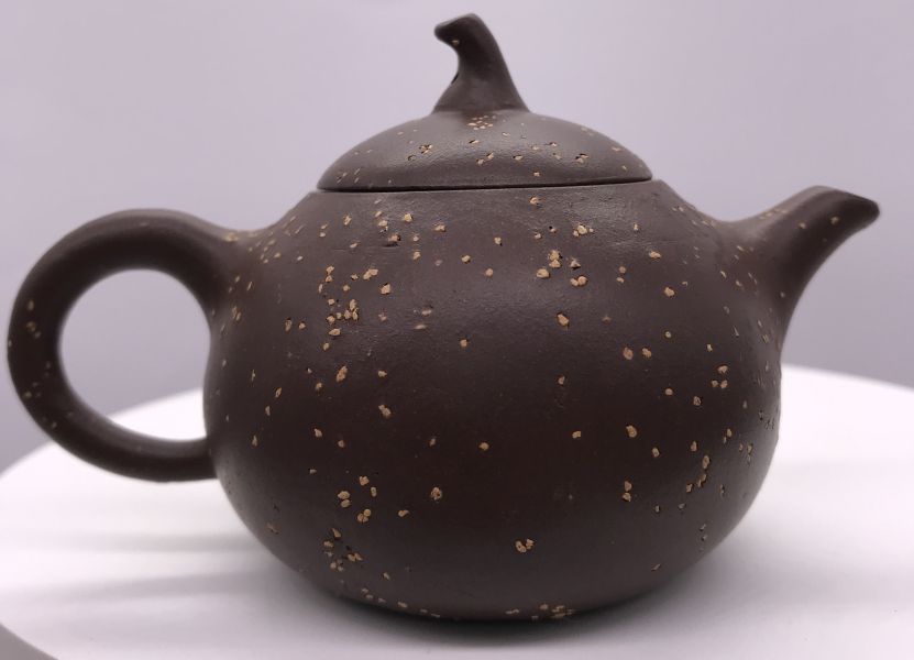 1975年金點梨型壺(鋪砂)(作者:孟臣) 