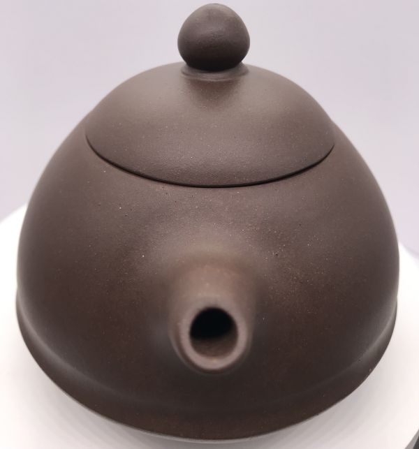 1980年玉笠壺(紫砂)(作者:吳小華) 