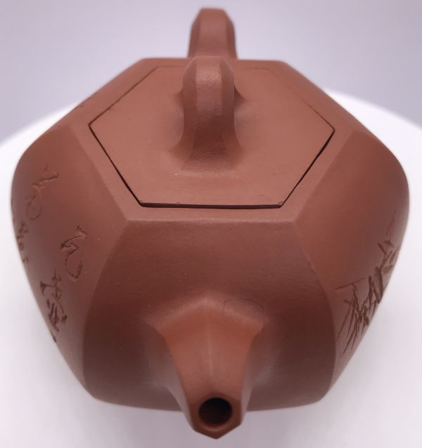 1980年六角椎輪壺(紅土)(作者:李國平) 